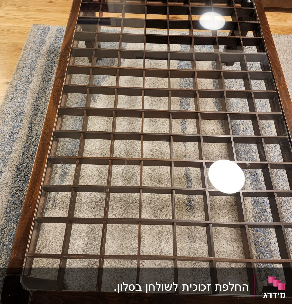 שולחן עץ עם משטח זכוכית שקופה